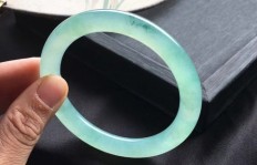 翡翠手镯出摊销售，真的能实现盈利吗？