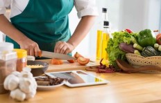 女生在澳大利亚靠做饭能赚钱吗？收入如何？