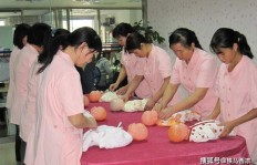 大爷聘请月嫂照料新生儿，这背后真的能带来经济效益吗？