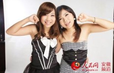 双胞胎姐妹如何同时兼顾学业与兼职工作？