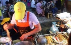 中学门口摆摊卖牛杂，真的能赚大钱吗？