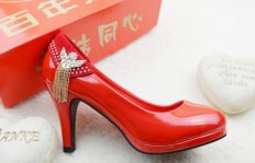 微商销售的鞋子来源何处？探秘性价比之高的鞋履背后的故事