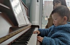 自闭症男孩如何在演奏厅弹钢琴实现自食其力？