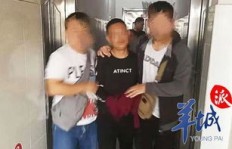 男子酒吧内赚钱为何突遭警方抓捕？