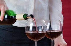 在家品酒时，如何找到赚钱的商机？