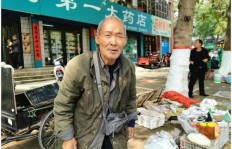 农村大爷为何能坐在地里轻松赚钱？