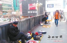 天桥上摆摊，卖什么商品最易盈利？