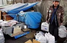 流浪汉如何通过卖纸品实现自力更生？