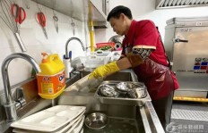 残疾人通过洗碗工作能实现经济独立吗？
