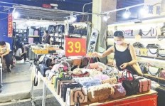 夜市摊位上，女生卖什么商品最能吸引顾客并盈利？