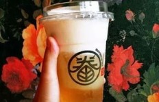 加班熬夜只为那一杯奶茶，值得吗？你如何看待这种生活方式？