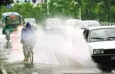 雨天仍外出谋生，他们为何如此坚持？