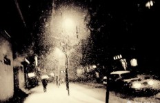 下雪天里挣钱为何如此艰辛？苦累交织的背后真相是什么？