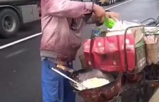 巴铁工人修补轮胎月入过万，发家致富真这么简单？