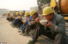 农民工靠体力赚钱，他们的付出真的得到合理回报了吗？