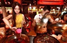 摆地摊卖羊肉串，真的能赚钱吗？
