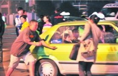 阿姨们租车拍视频，究竟是如何实现赚钱的？