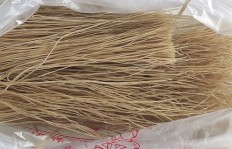 学校自制红薯粉条，能否实现盈利？